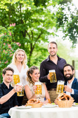 Freunde oder Kollegen im Biergarten zum Feierabend