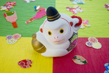 猿の置物と折り紙