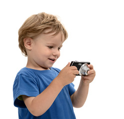Kind betrachtet begeistert seine Bilder auf der Kamera