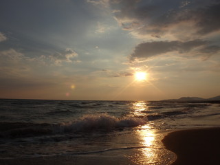 Закат над песчаным морским пляжем