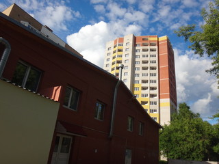 Многоэтажный дом летним солнечным днем