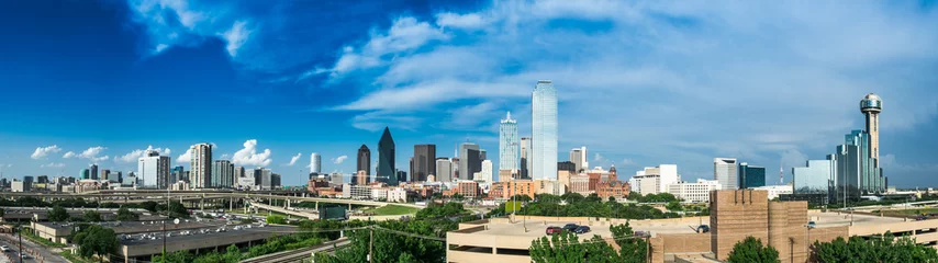 Cercles muraux construction de la ville Skyline de Dallas partiellement nuageux