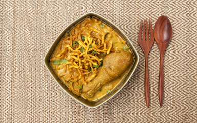 Northern style egg noodle with chicken curry, Khao soy gai 
