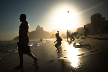 Praia diversão para todos. Rio de Janeiro, Brasil - obrazy, fototapety, plakaty