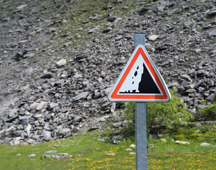 attention aux chutes de pierre en montagne