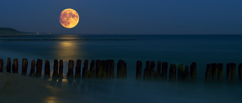 Fototapeta Zachód księżyca nad Bałtykiem / morze bałtyckie