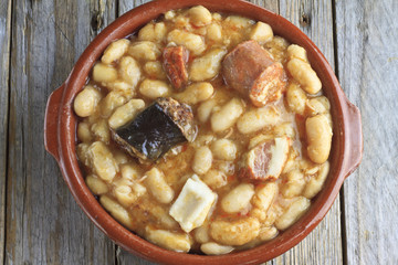 Spanish fabada in an earthenware dish