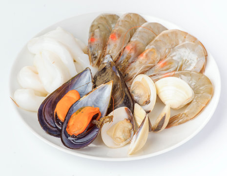plate with raw elements ready to cook a paella
