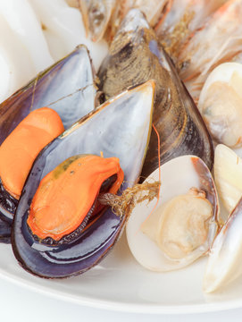 plate with raw elements ready to cook a paella
