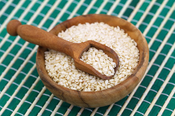 Sesame seeds in bamboo bowl, close up
