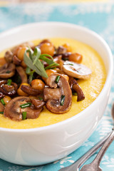 Polenta with spicy muchrooms and chickpeas