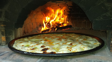 Focaccia al formaggio di Recco cotta in forno a legna