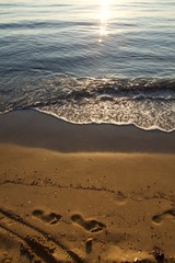 impronta sulla sabbia al tramonto