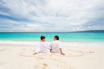 Fototapeta na wymiar Loving couple on beach