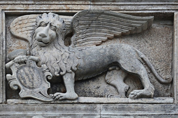 Wall barrel griffon lion with wings