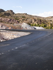 Carretera del interior y curva montañas