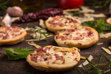 mini pizzas