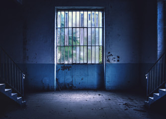 verri&egrave;re dans usine d&eacute;saffect&eacute;e