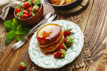Obraz premium Homemade pancake with strawberry jam