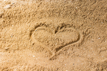 Fototapeta na wymiar heart on the sand 