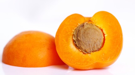 Aprikose aufgeschnitten mit Kern