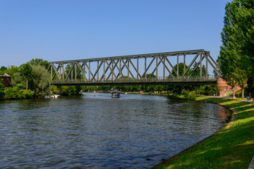 Fototapeta na wymiar Eisenbahnbrücke über die Havel bei Caputh
