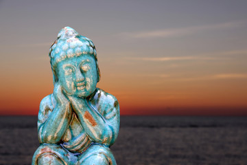 buddha statue vor sonnenaufgang am meer