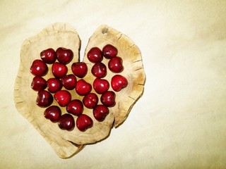 Deska, czereśnie i serce © luzyna