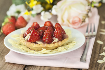 Tartelettes mit Erdbeeren auf weißem Teller
