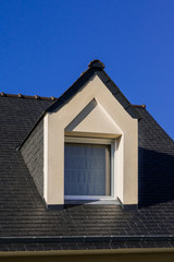 Moderne Giebelgaube mit Schieferdach am Neubau