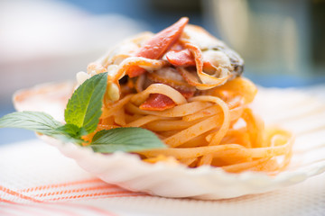 Spaghetti con molluschi conditi nella conchiglia