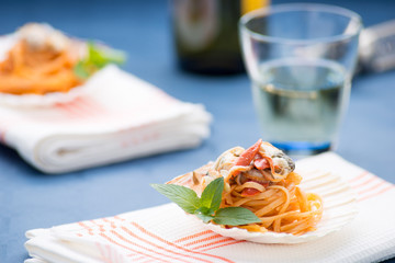 Spaghetti con molluschi conditi nella conchiglia