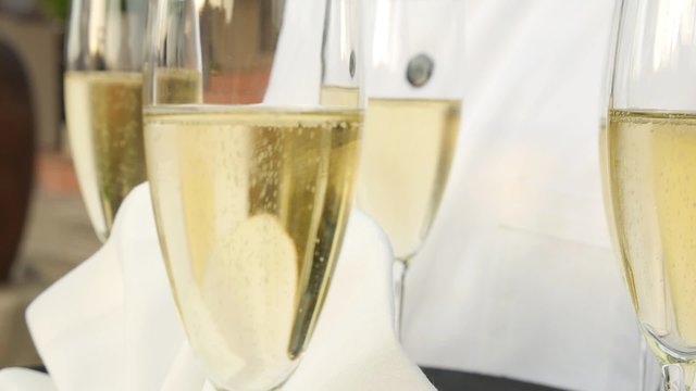 copas de champagne a c&aacute;mara lenta en navidad