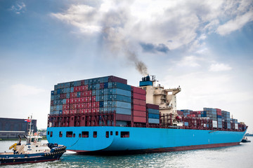 Beladenes Containerschiff im Hafen von Rotterdam