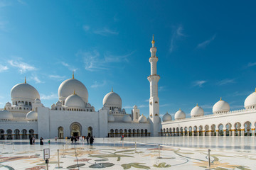 Obraz premium Dubai - JANUARY 9, 2015: Sheikh Zayed mosque on January 9 in UAE