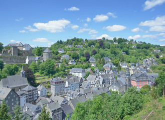 Fototapeta na wymiar der malerische bekannte Touristenort Monschau in der Eifel in Nordrhein-Westfalen,Deutschland