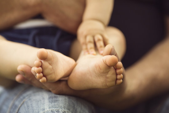 Father holding feet of a baby in hands