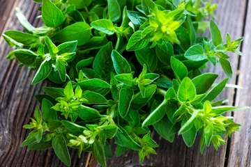 Papier peint photo autocollant rond Aromatique bunch of raw green herb marjoram