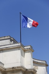 Drapeau français sur le toit du Palais de Chaillot à Paris