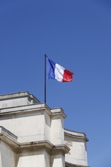 Drapeau français sur le toit du Palais de Chaillot à Paris