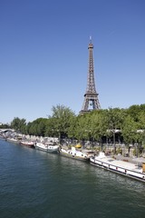 Fototapeta na wymiar Tour Eiffel et quai de Seine à Paris