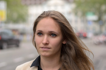 Attraktive nachdenkliche Frau