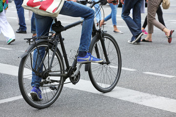 Fototapeta premium wartender Radfahrer