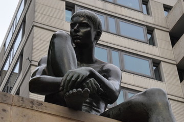 Nackter Knabe am Spreeufer