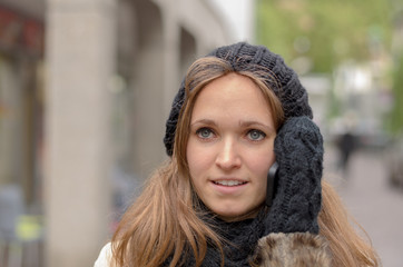 Attraktive Frau in Wintermode telefoniert mit Handy