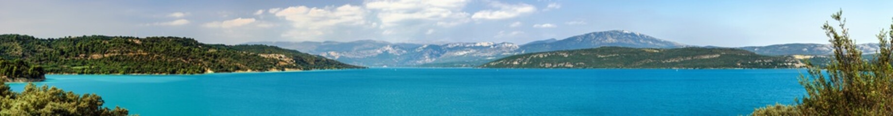 Fototapeta na wymiar Beautiful panoramic view to the Verdon lake, Provence, France