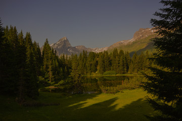 Alp Flix – Schwarz See im Hochmoor mit Piz Platta im Hintergrund © Berlin001