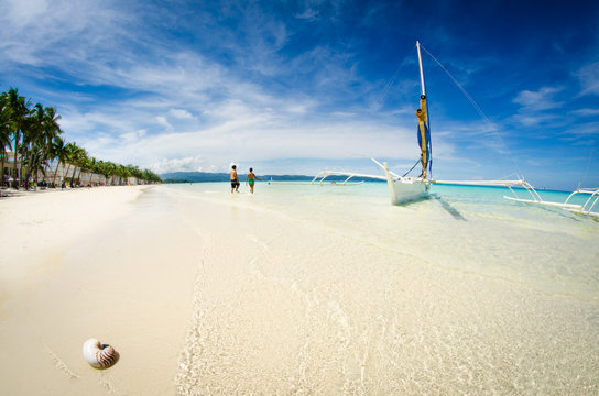 Boracy - Sandstrand mit Muschel und typischen Booten - White Beach