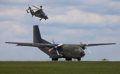 Militärflugzeug und Kampfhubschrauber