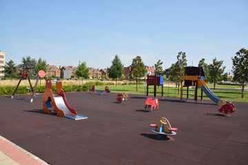 zona de recreo con columpios